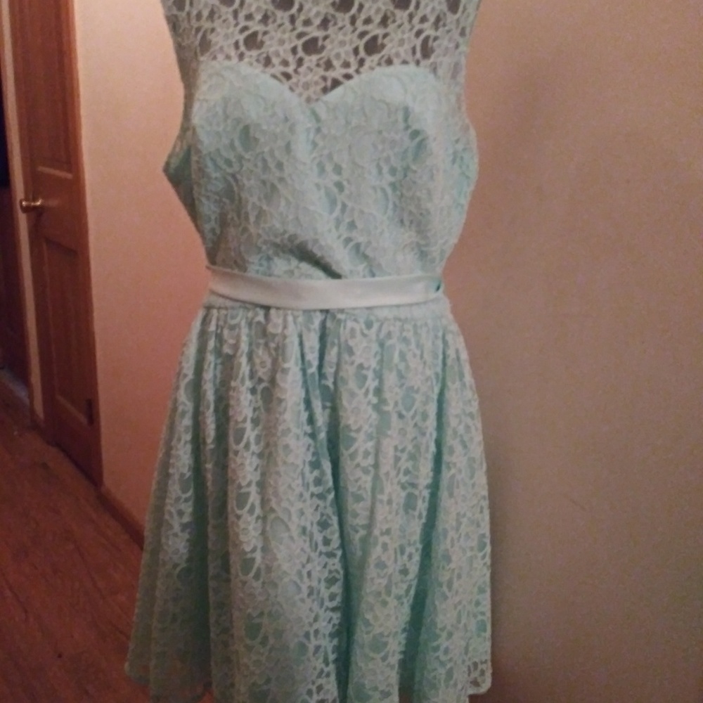 Sz 16/18 Beautiful lace dress (mint-blue)